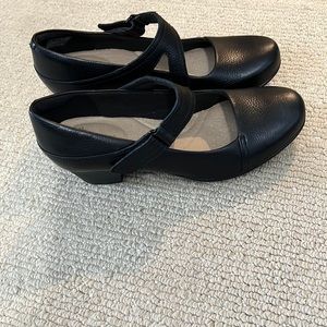 New Clarks Women’s shoes Size 8M color Black Leather Upper Man made sole.